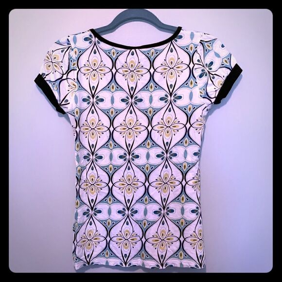 Women's Floral Patterned Fitted Tee - Picture 4 of 7